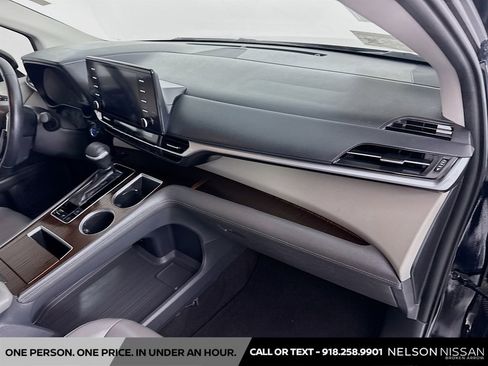 Used 2021 Toyota Sienna XLE image 29