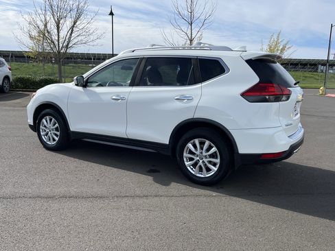 Used 2017 Nissan Rogue SV image 3