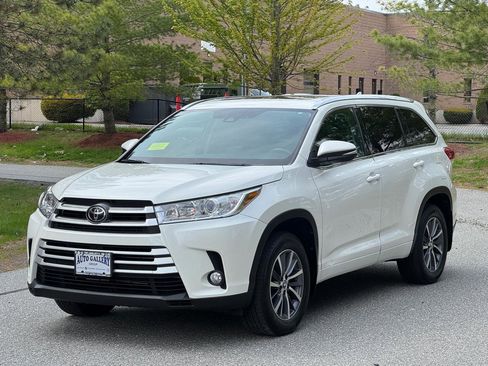 Used 2018 Toyota Highlander XLE AWD/4WD image 3