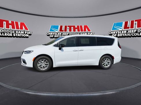 New 2026 Chrysler Pacifica Select image 4