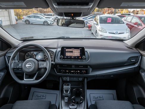 Used 2023 Nissan Rogue SV image 2