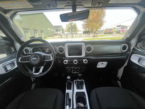 Used 2018 Jeep Wrangler Unlimited Sahara w/ Uconnect 4C Nav & Sound Group image 15