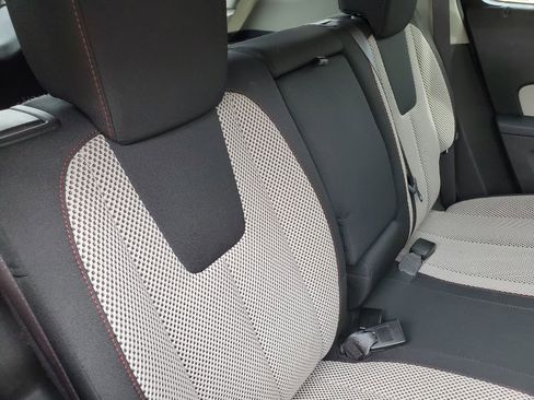 Used 2011 Chevrolet Equinox LT FWD image 34