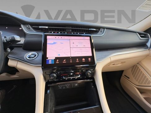 Used 2022 Jeep Grand Cherokee Limited image 3