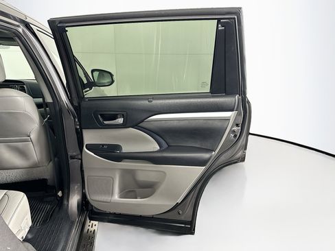 Used 2016 Toyota Highlander XLE image 32