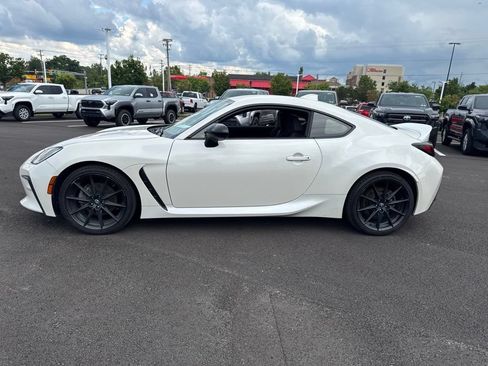 Used 2023 Toyota GR86 Premium w/ ALL Weather Mat Package (TMS) RWD image 4