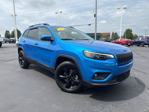 Used 2021 Jeep Cherokee Latitude Plus AWD/4WD image 2