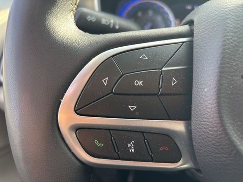 Used 2024 Chrysler Pacifica Touring-L image 19