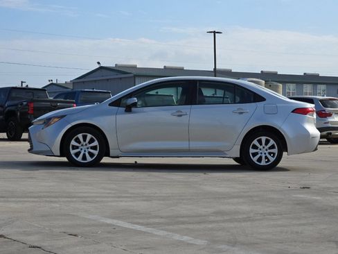Used 2025 Toyota Corolla LE FWD image 2