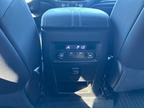 Used 2023 Chevrolet Traverse LT w/ Rear Camera Mirror Package image 32