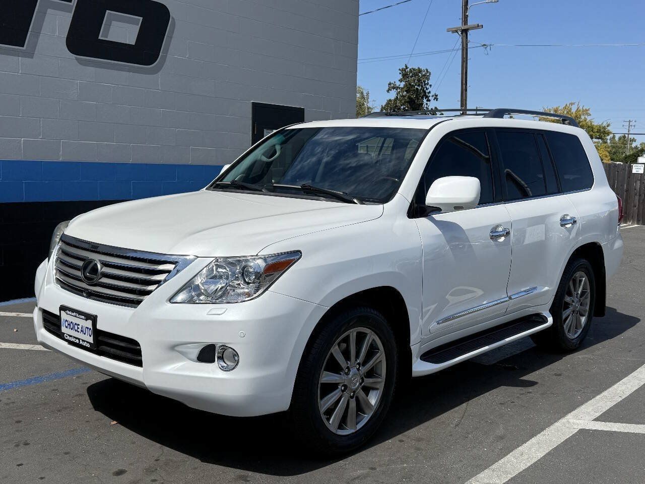 Used 2011 Lexus LX 570 4WD w/ Luxury Pkg w/Pre-crash image 3