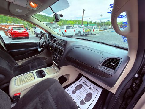 Used 2016 Dodge Grand Caravan SXT w/ UConnect Hands-Free Group FWD image 22