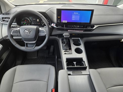 New 2026 Toyota Sienna XLE image 10