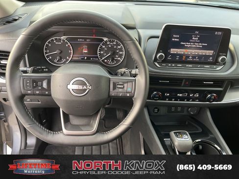 Used 2025 Nissan Rogue SV image 7