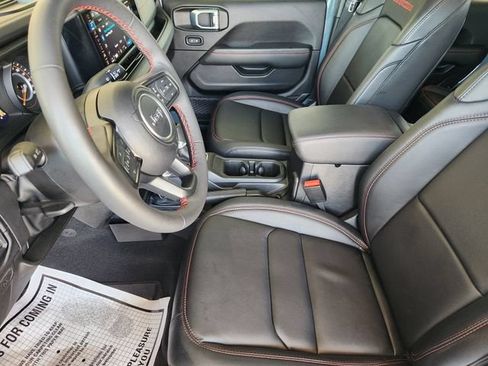Used 2024 Jeep Gladiator Rubicon AWD/4WD image 3