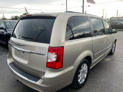Used 2013 Chrysler Town & Country Touring FWD image 5