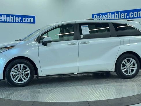 Used 2025 Toyota Sienna Limited image 4