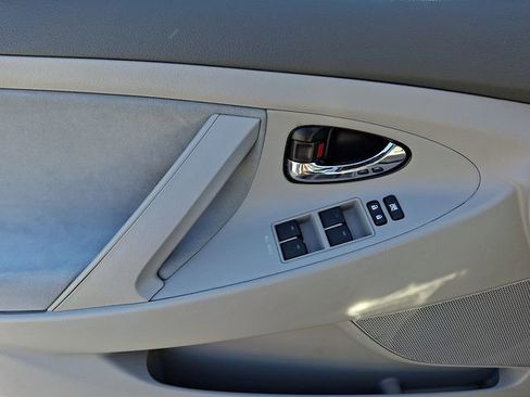 Used 2011 Toyota Camry LE FWD image 13