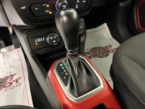 Used 2018 Jeep Renegade Trailhawk w/ UConnect 8.4 Nav Group AWD/4WD image 22