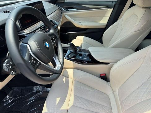 Used 2023 BMW 530i w/ Premium Package RWD image 5