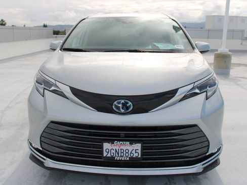 Certified 2023 Toyota Sienna Platinum image 7