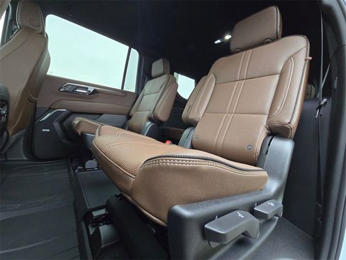 New 2026 Chevrolet Suburban High Country image 12