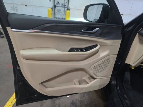 Used 2023 Jeep Grand Cherokee Limited image 16