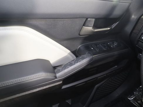 Used 2025 Toyota Tacoma Limited image 31