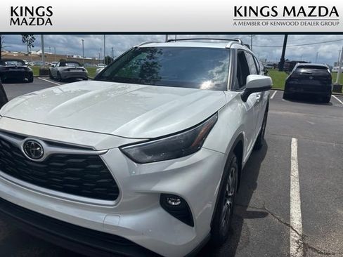 Used 2022 Toyota Highlander XLE AWD/4WD image 1