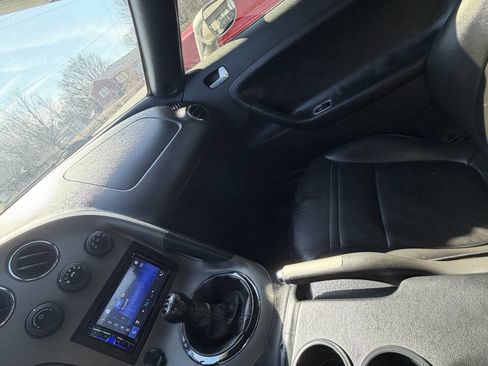 Used 2006 Pontiac Solstice Convertible w/ Premium Package image 10