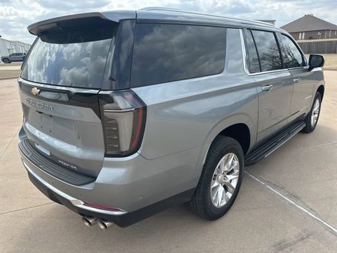 Used 2025 Chevrolet Suburban Premier image 5