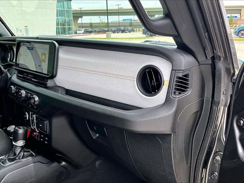 Used 2024 Jeep Gladiator Sport AWD/4WD image 18