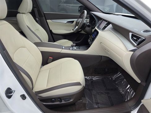 Used 2019 INFINITI QX50 Essential w/ Sensory Package image 29