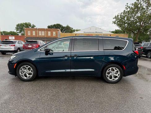 Used 2024 Chrysler Pacifica Limited FWD image 8