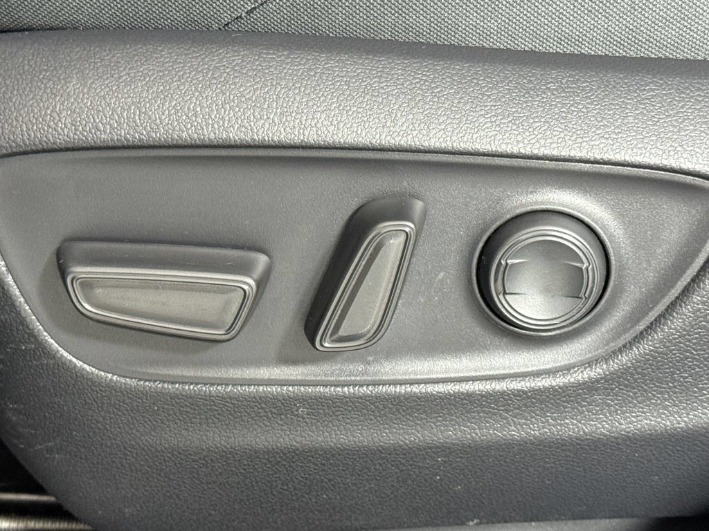 Used 2024 Toyota Venza LE AWD/4WD image 15
