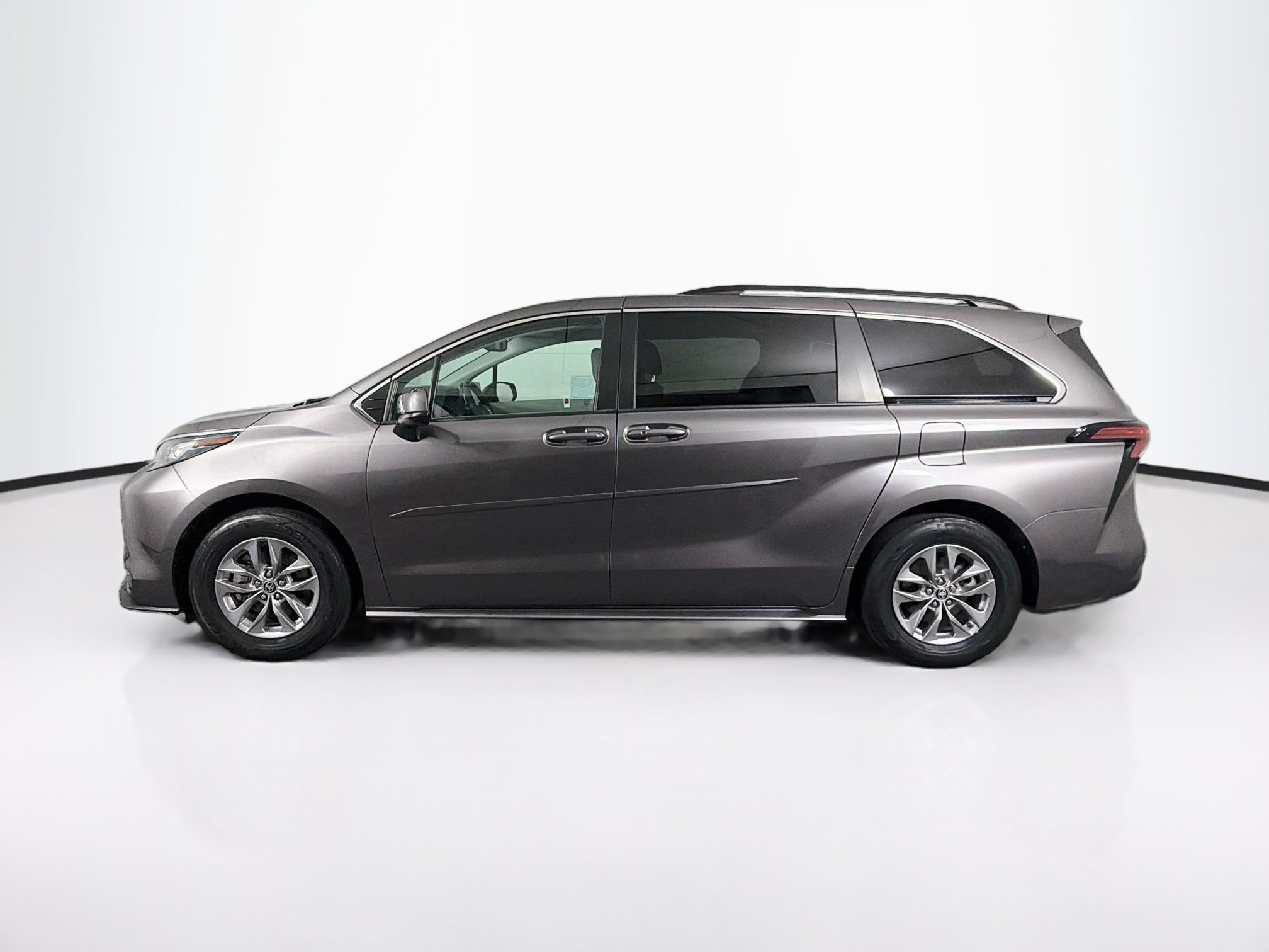 Used 2022 Toyota Sienna LE w/ LE Plus Package FWD image 4