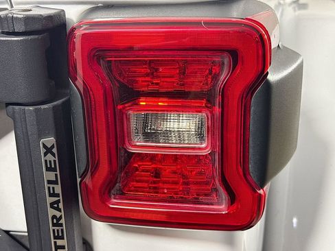 Used 2022 Jeep Wrangler Unlimited Rubicon w/ LED Lighting Group image 32