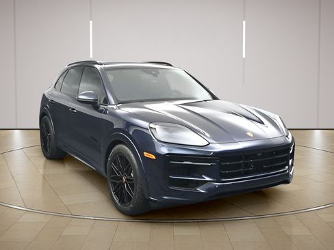 Certified 2026 Porsche Cayenne GTS AWD/4WD image 28