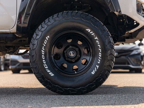 Used 2019 Toyota Tacoma SR5 AWD/4WD image 10