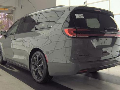 Used 2025 Chrysler Pacifica Limited image 7
