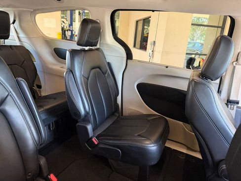 Used 2024 Chrysler Pacifica Touring-L image 34