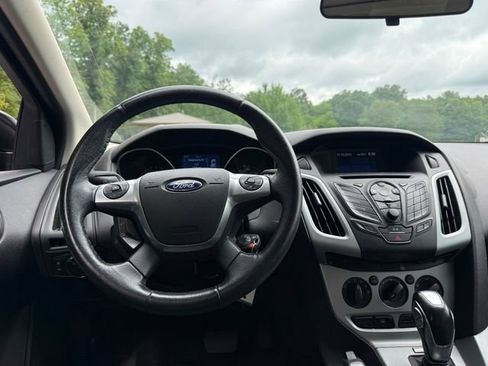 Used 2014 Ford Focus SE w/ Equipment Group 201A FWD image 9