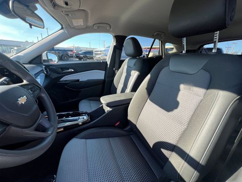 Used 2025 Chevrolet Trax LT image 36