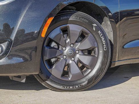 Used 2020 Chrysler Pacifica Limited w/ S Appearance Package image 2