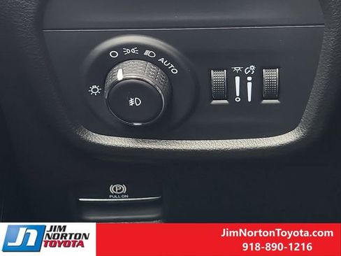 Used 2025 Jeep Grand Cherokee Limited w/ Luxury Tech Group II image 25