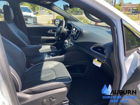 Used 2026 Chrysler Pacifica Limited FWD image 6