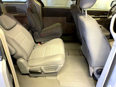 Used 2008 Chrysler Town & Country LX image 15