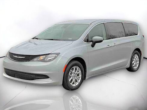Used 2023 Chrysler Voyager LX image 2
