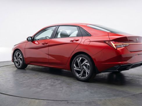 Used 2025 Hyundai Elantra Limited image 6