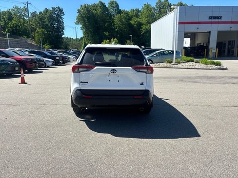 Used 2024 Toyota RAV4 LE AWD/4WD image 5